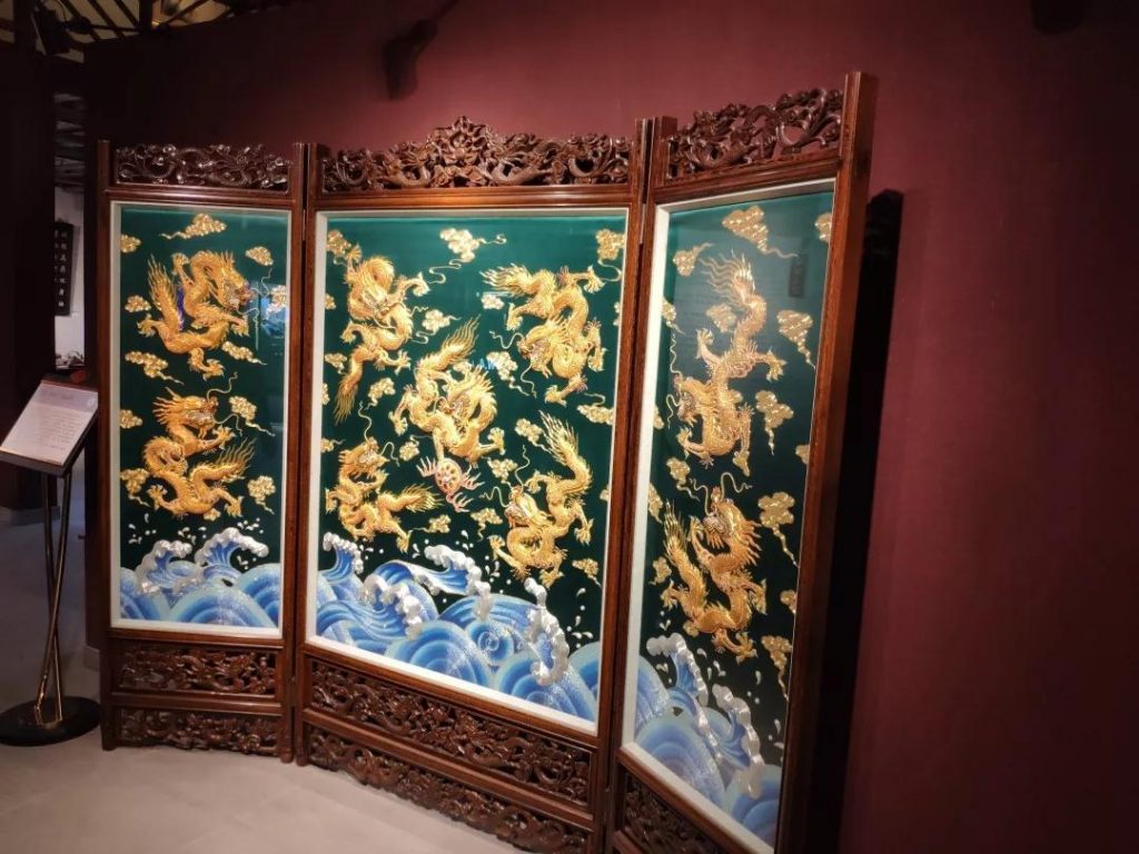 巖星建設(shè)|廣東嶺南工藝美術(shù)館工程設(shè)計(jì)插圖(1) 粵繡·釘金繡《九龍屏風(fēng)》